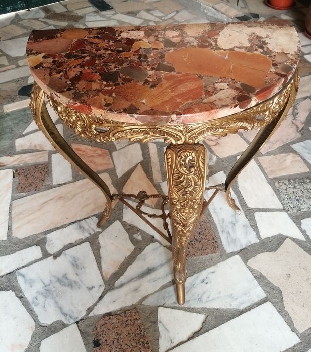Mesa antiga em metal dourado trabalhado com tampo em marmore