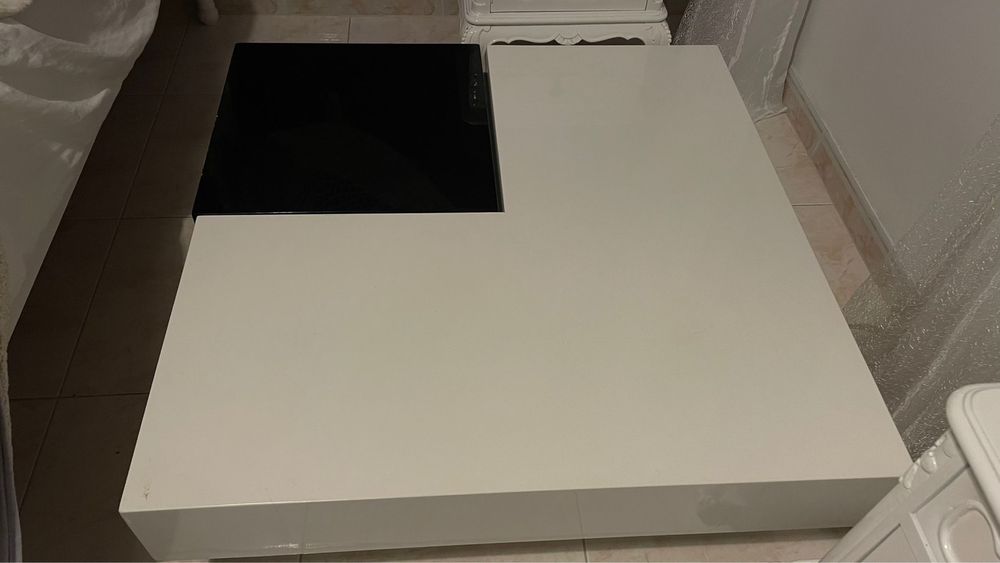 Black and White Medium Table64750569528963121