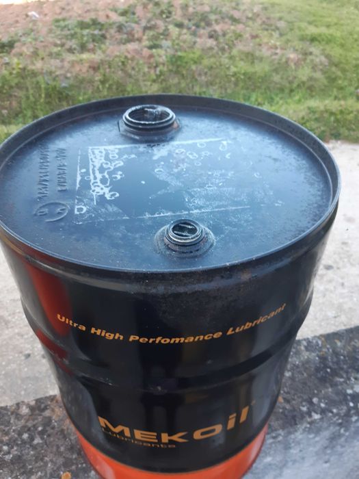 Bidon e baldes de lubrificante vazias