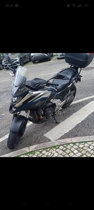 Ofereço os meus serviços de entregas e  recolhas
