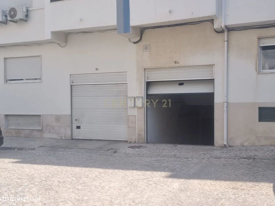 Garagem fechada em box com 24,6 m² e arrumação no Feijó