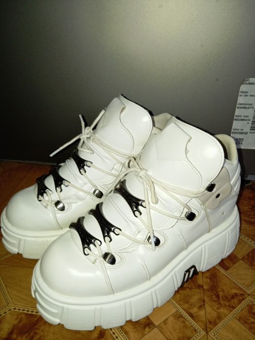 New rock білого кольору