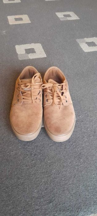 sapatilhas Globe em camurça quase novas