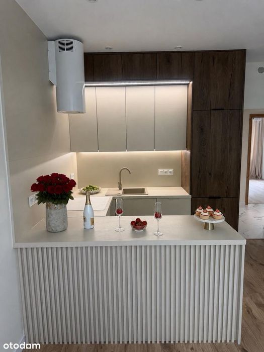 Centrum, 1 piętro , 3 pokoje ,balkon, parking, nowe okna, po remoncie – pohled 3