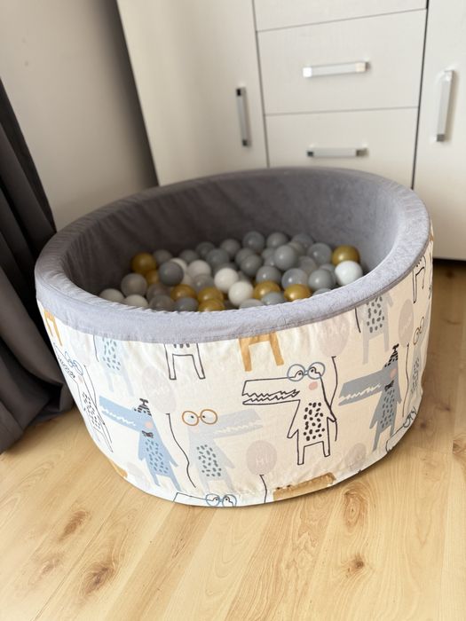 Suchy basen z kulkami