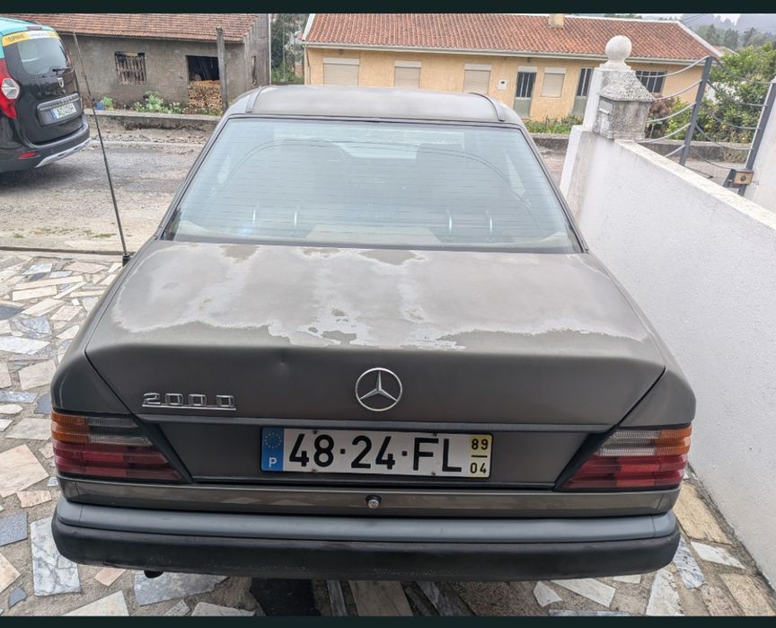 Vende-se Mercedes 200 D em perfeito estado.