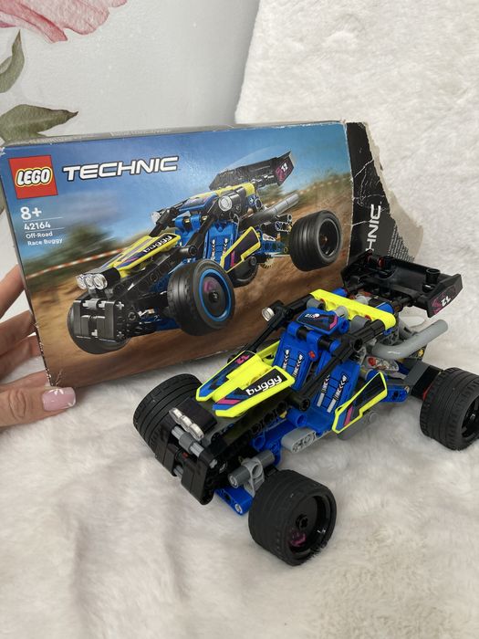 zestaw LEGO Technic Wyścigowy łazik terenowy (42164).