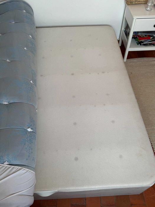 cama elevatória com arrumação no interior 150x190