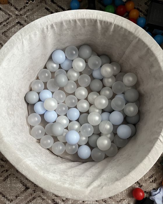 Сухий басейн з кульками