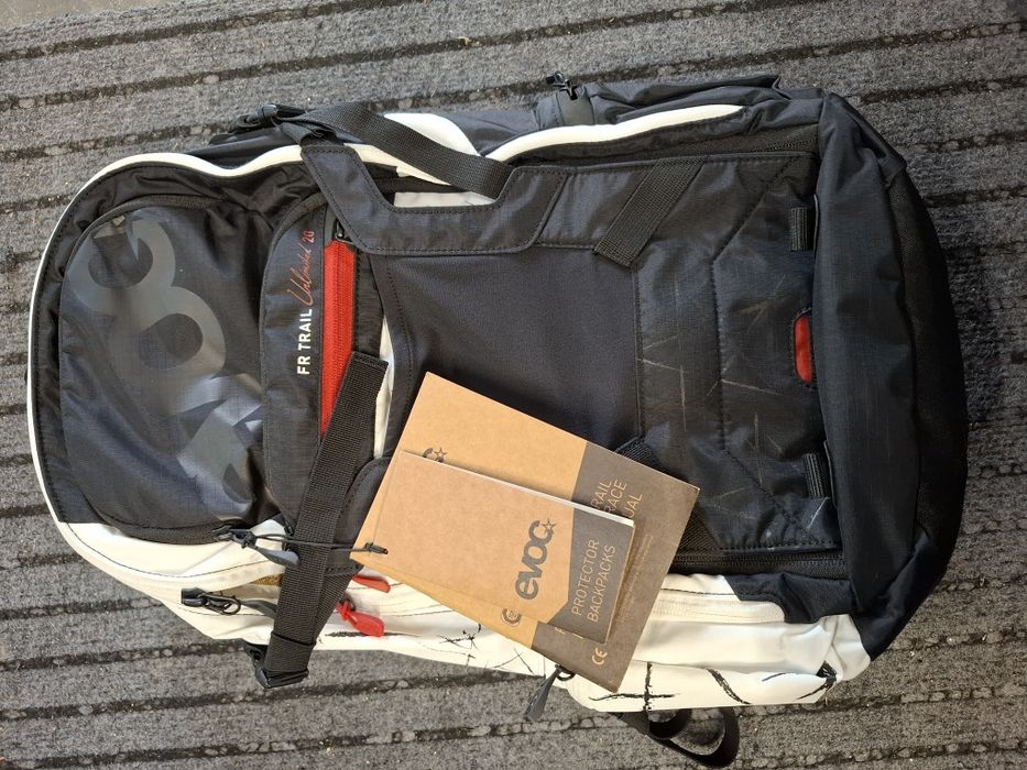 Plecak rowerowy z ochraniaczem protektorem Evoc Fr Trail Unlimited 20 rain cover