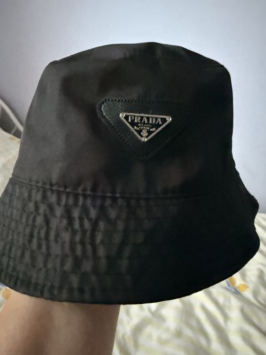 Kapelusz z logo ba przodzie