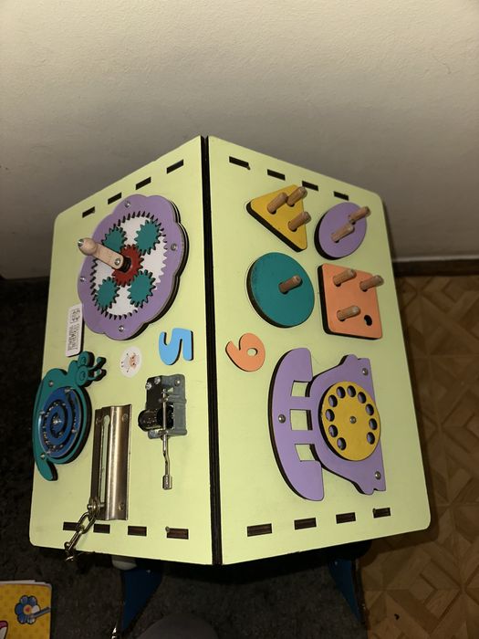 Drewniany domek sensoryczny Busy Board – duzy, stan idealny