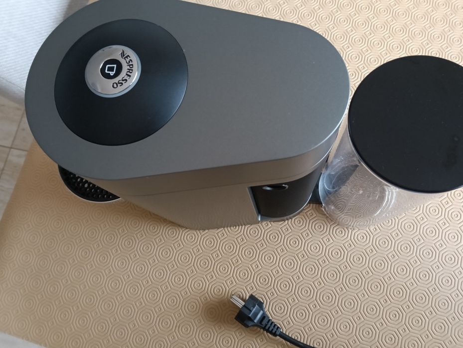 Máquina Nespresso - Modelo  Vertuo Plus Deluxe Titan