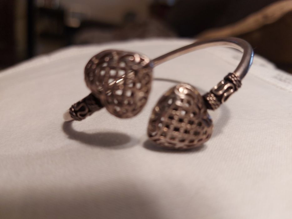 Pulseira elegante c/ corações rendilhados.