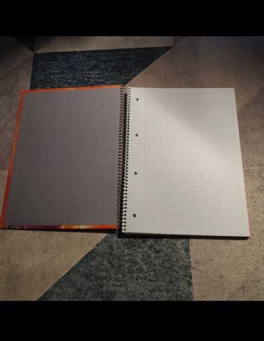 Conjunto diverso de canetas + 9 cadernos