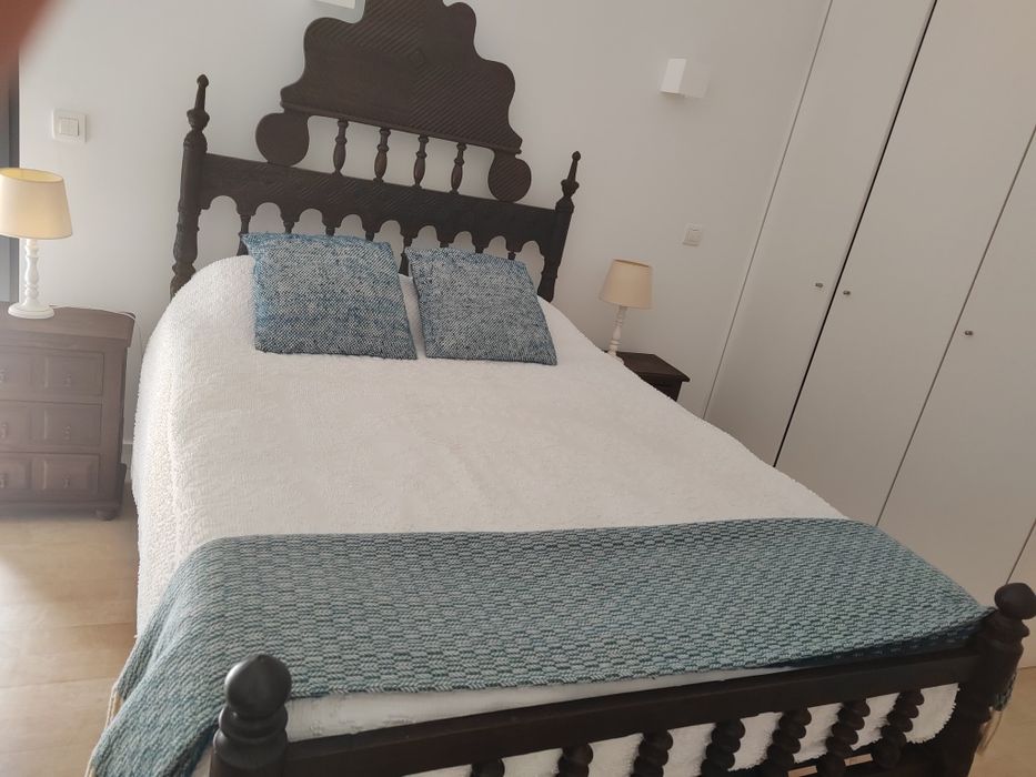 Cama antiga de madeira com cabeceira trabalhada e colchão recente  incluído – estilo tradicional português
