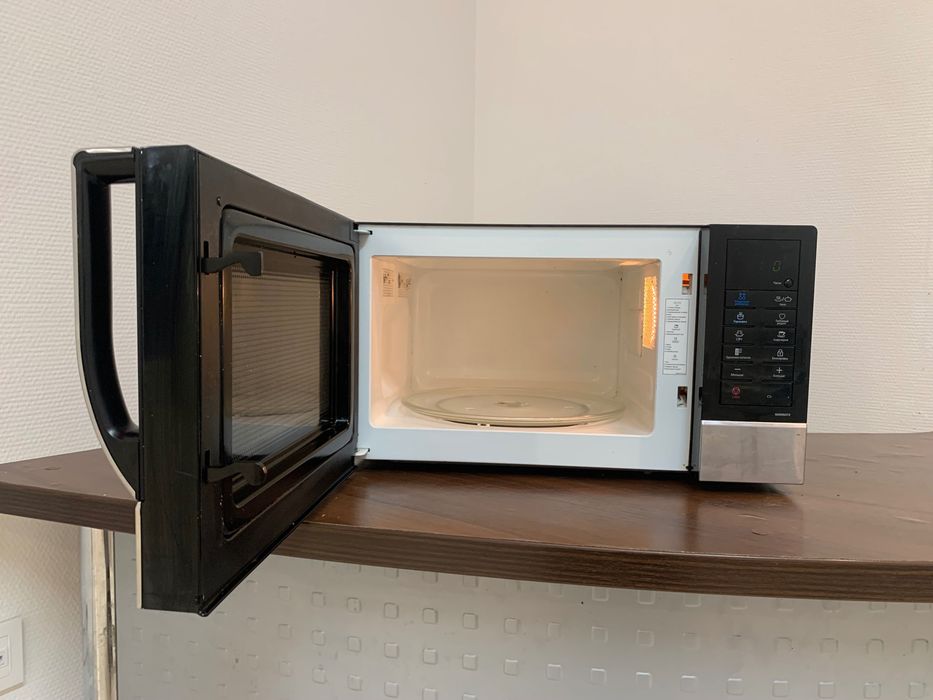 Мікрохвильова піч Samsung MW89MSTR — 2000 грн