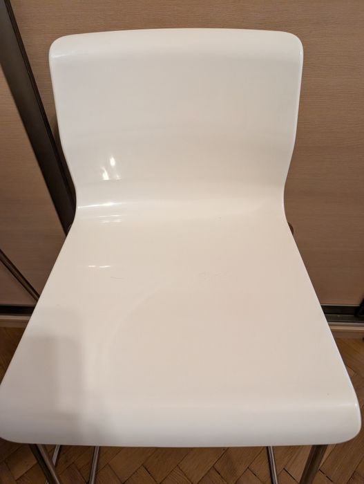 Dwa białe hokery 75cm