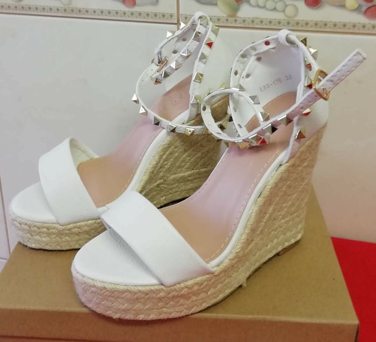 Sandálias de cunha em pele com tachas douradas