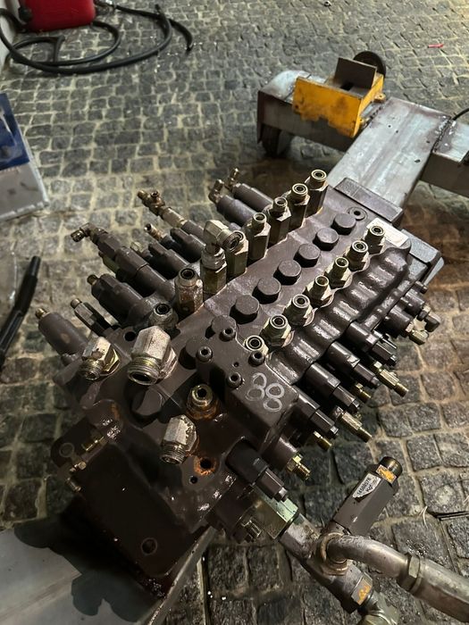 Distribuidor hidráulico ecr88d
