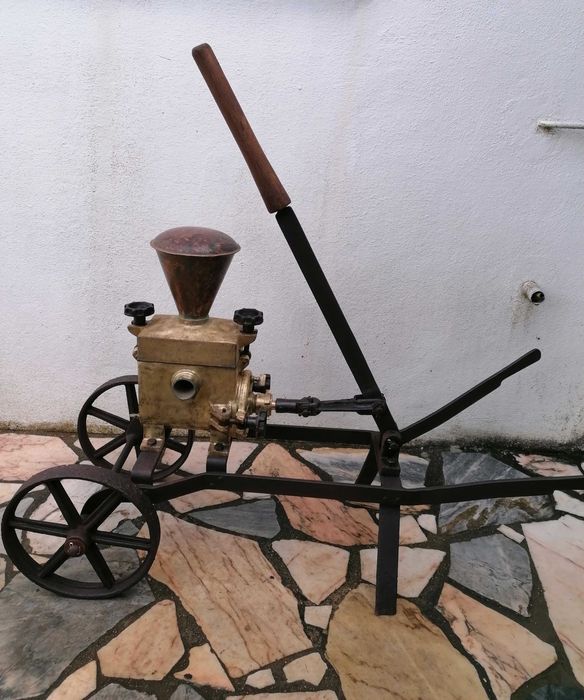 Bomba de transfega antiga em latão