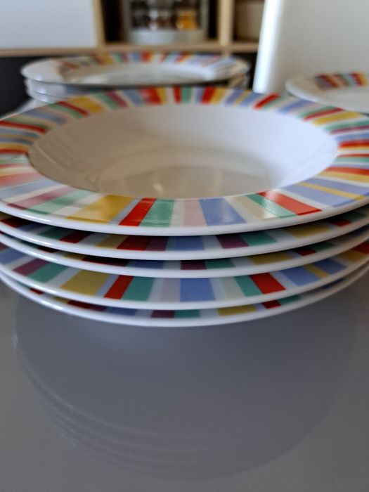 Conjunto de pratos às riscas