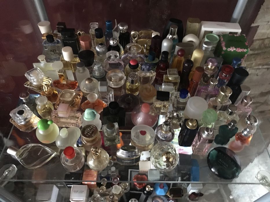 Miniaturas de perfume diferentes, vendidas individualmente.