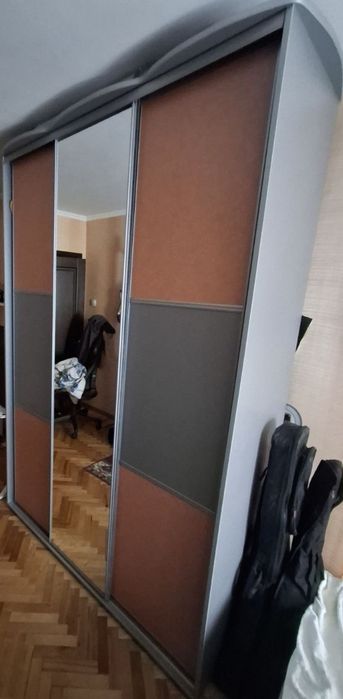 Стильний меблевий комплект для підлітка + містка шафа-купе