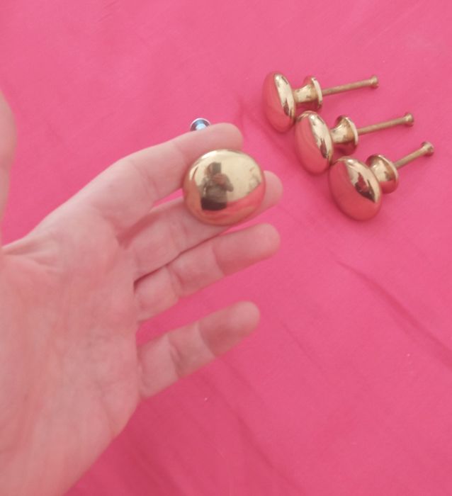 Puxadores dourados redondos