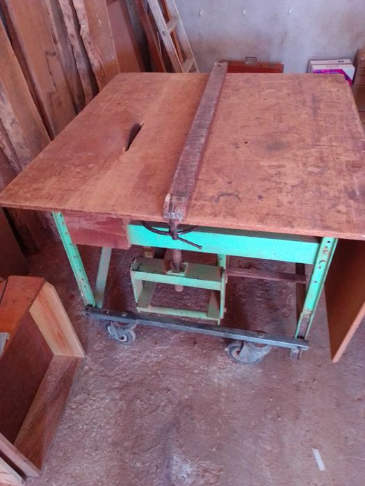 Serra rotativa de corte para marcenaria.