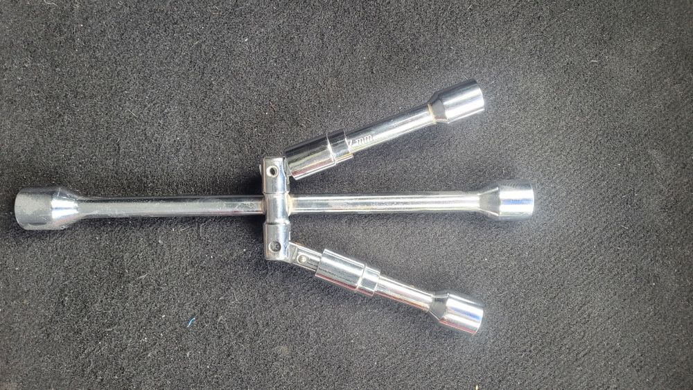 Macaco de carro e  chave de roda