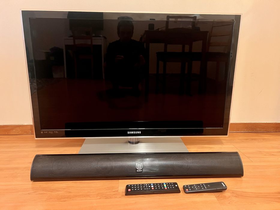 Tv Samsung Led 40” + soundbar bluethooth .como nova