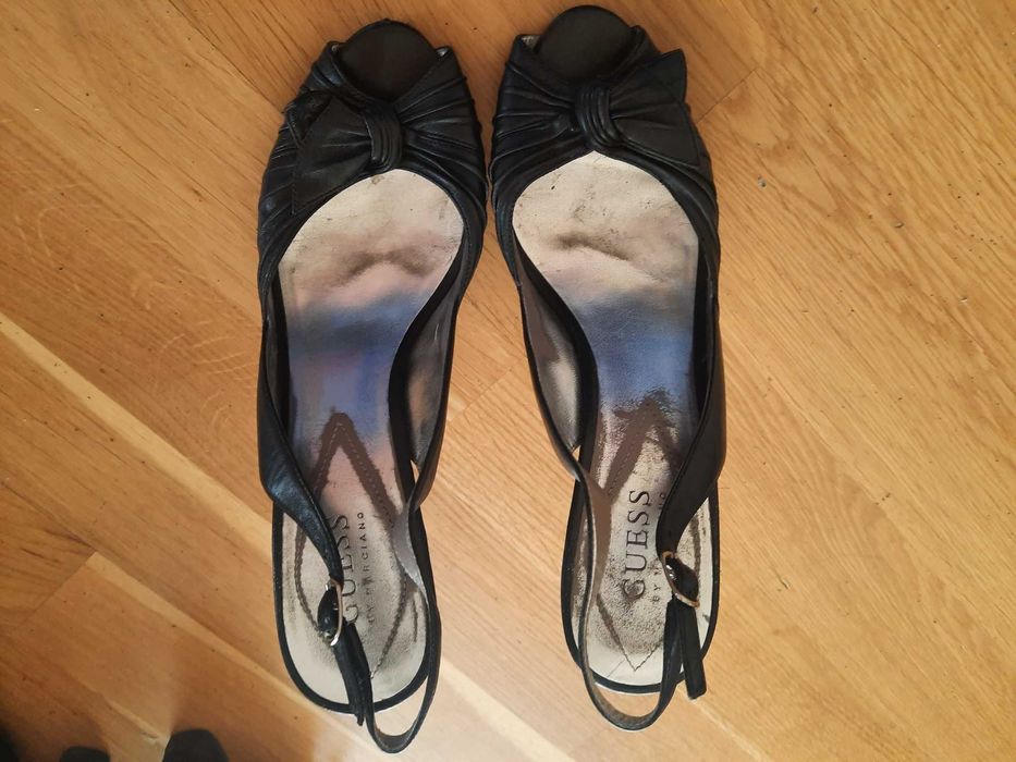 Letnie czarne szpilki Guess