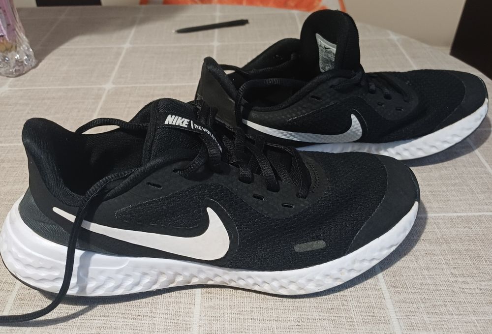 Кросівки  Nike Revolution 5.