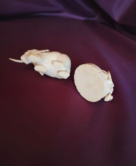 Conjunto de figuras de elefante e cena erótica japonesa