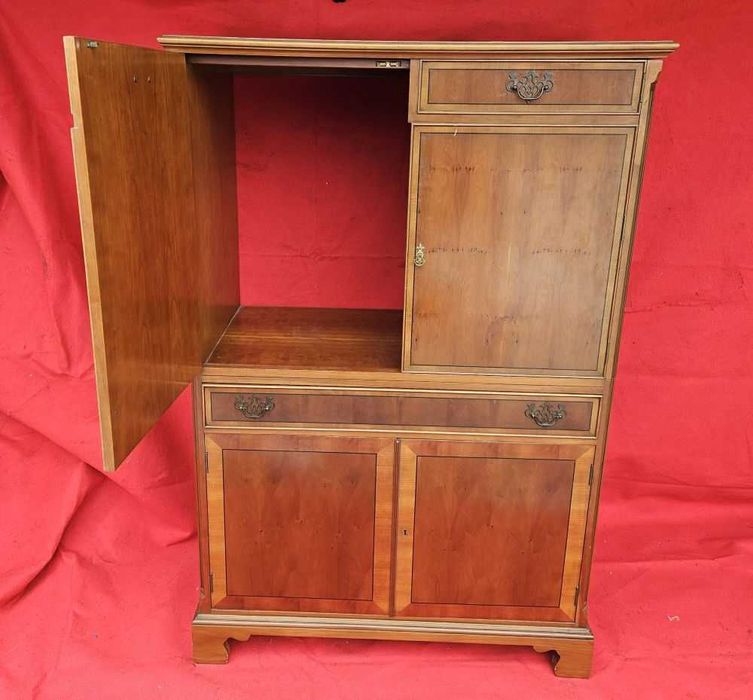 Móvel para televisão fechado