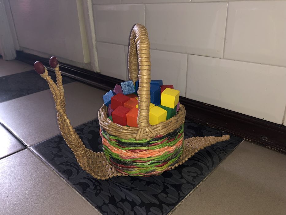 Деревянные цветные кубики 2х2 см , 93 шт , в корзинке равлик