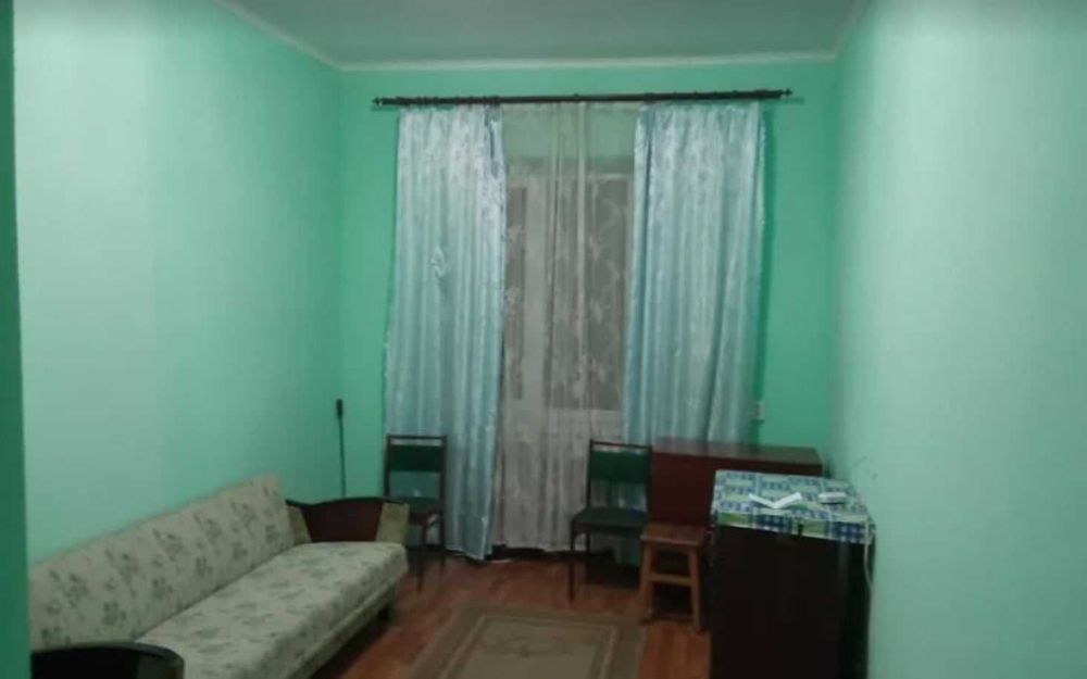 продам 1 к гостинку в блоці метро 5хв. пішки