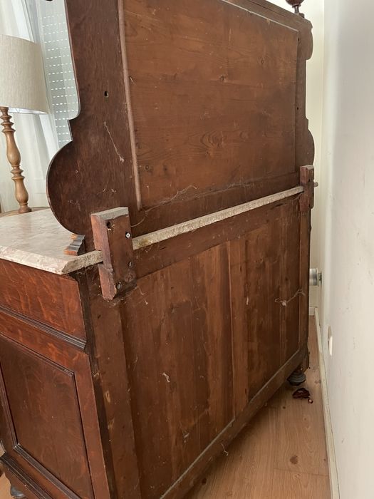 Aparador antigo em madeira maciça com tampo em mármore e espelho