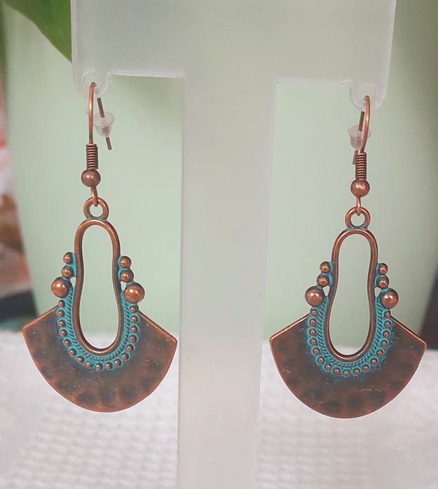 Brincos de metal de cor cobre e azul