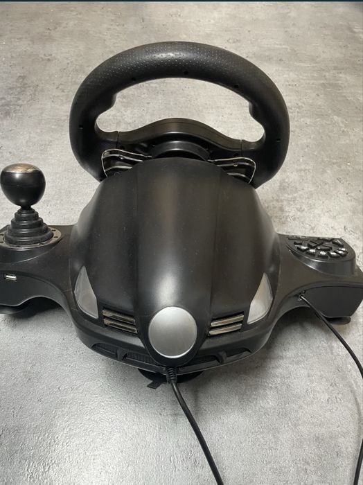 Kierownica z skrzynia biegów i pedałami na ps4