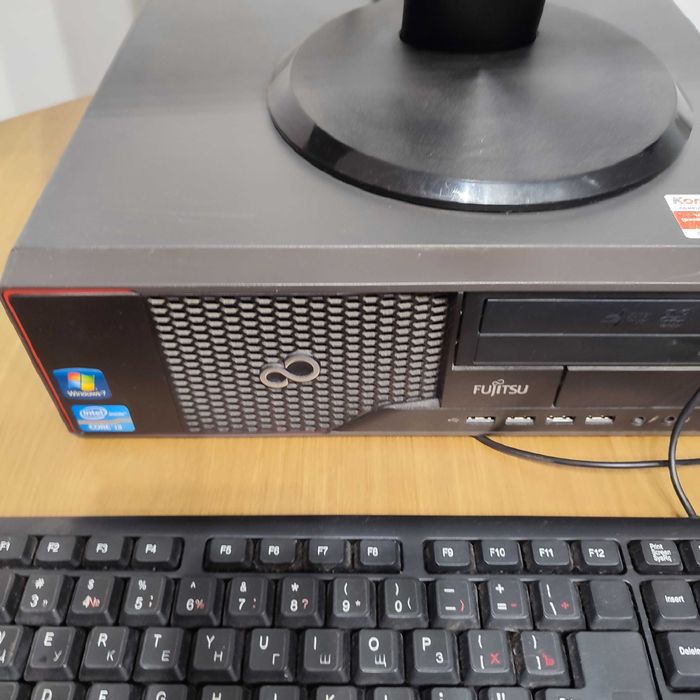 Zestaw komputerowy Pc Fujitsu  4GB 8 Ssd Win7 monitor 17''