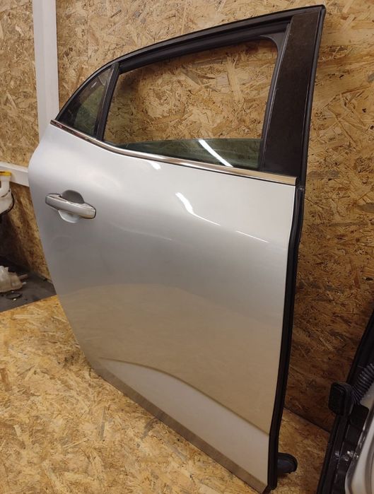 Renault Megane IV 4 drzwi prawy tył w kolorze TED69