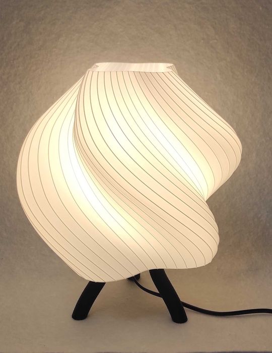 Designerska lampa stołowa