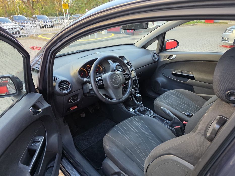 Opel corsa D benzyna 2010