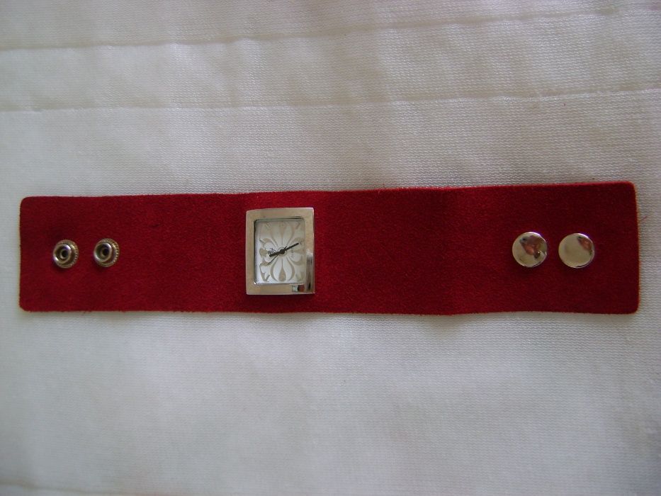 Relógio vermelho da Bijou Brigitte