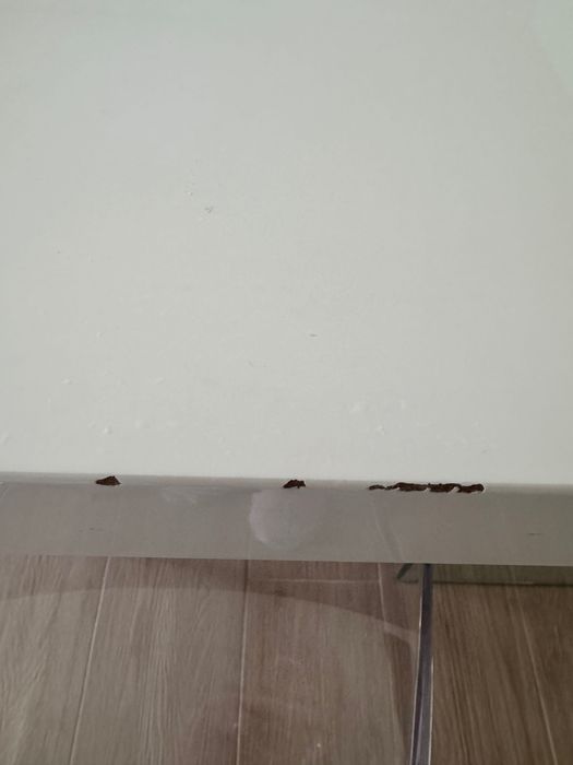 Mesa branca c/ pés de vidro