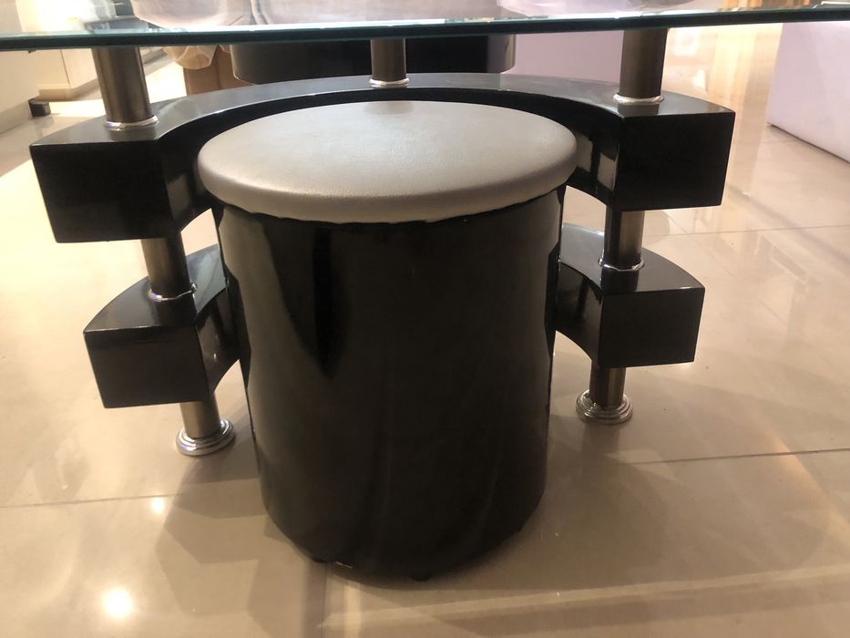 Mesa de vidro sala com 2 bancos em bom estado
