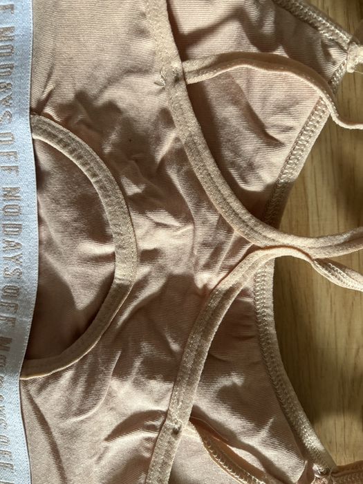 Beżpwy stanik sportowy