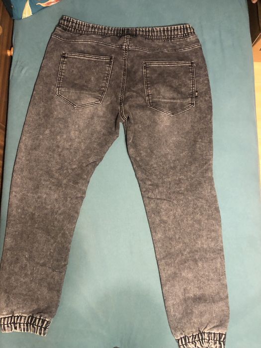 Luźne męskie spodnie typu jeans